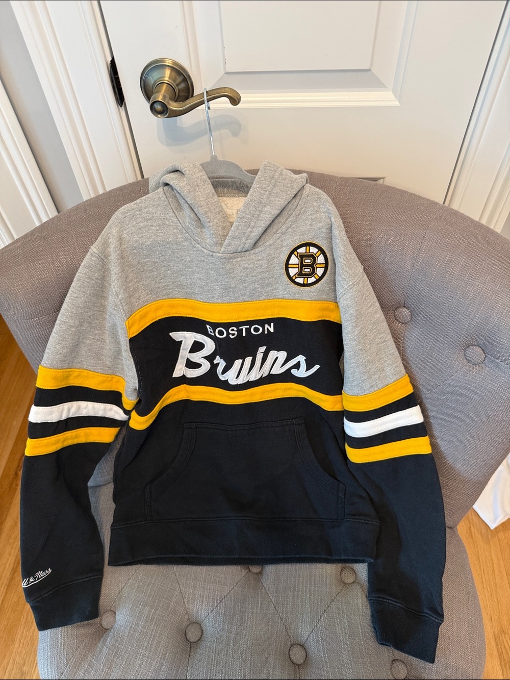 Boston Bruins boys hockey sweatshirt. Size M
